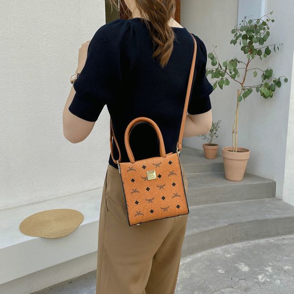 

wholesale factory direct sale leisure new women 2021 fashion bag shoulder korean hand simple versatile printed messenger bag v yw luxurys lu