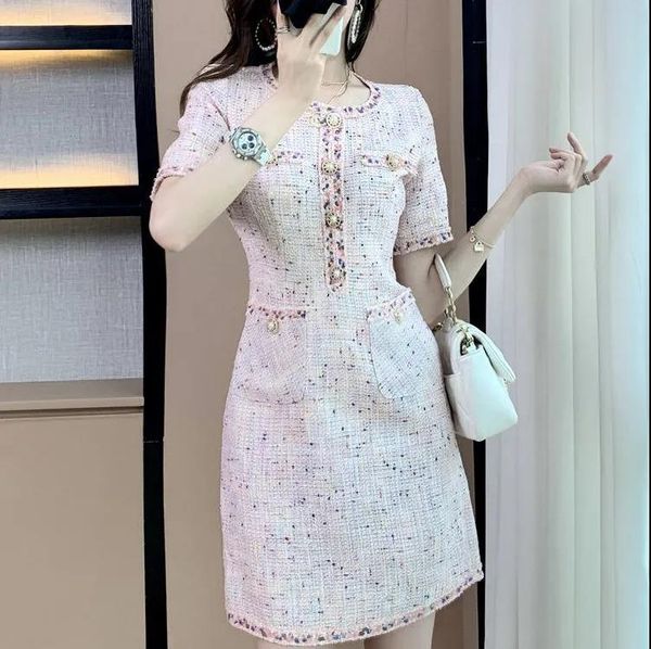 Neues Design Damen Sommer O-Ausschnitt Kurzarm Rosa Farbe Tweed Woolen A-Linie Schlanke Taille Kurzes Kleid Plus Größe XSSMLXLXXL