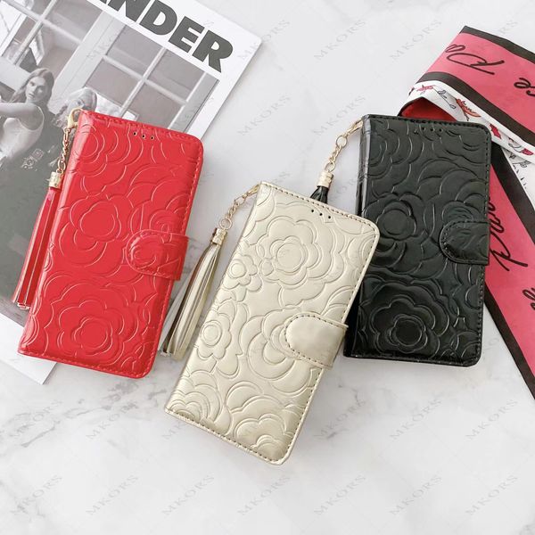 Deluxe 3D Impress Flower Letter Handyhüllen für iPhone 12 Mini 12pro 11 Pro X Xs Max Xr 8 7 Plus poliertes PU-Leder Wallet Flip Cover mit modischem Riemen