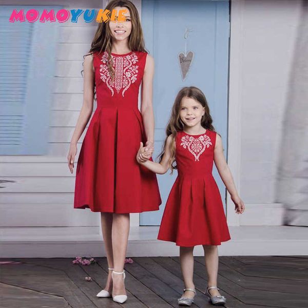 Summer Family Family Matching Outfits Mãe e Filha Vestidos Vermelho Vestido Crianças Mamãe Filha Chiristmas Dress Family Coating Roupas 210713