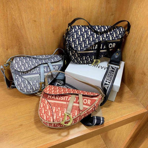 

2022 latest models handbag wholesale autumn and winter fashion versatile trendy women's home saddle hand red single shoulder