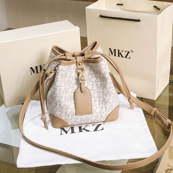 

handbag hong kong little mkz2021 fashion women's bag bucket summer versatile design messenger, Black;red