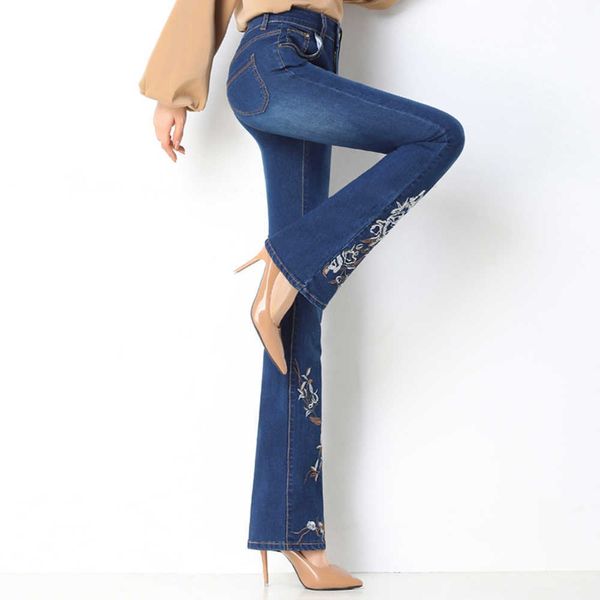 Jeans in denim con fiori ricamati per le donne 2021 New Fashion Pantaloni a zampa a vita alta Jeans Pantaloni larghi elasticizzati casual Jeans H0908