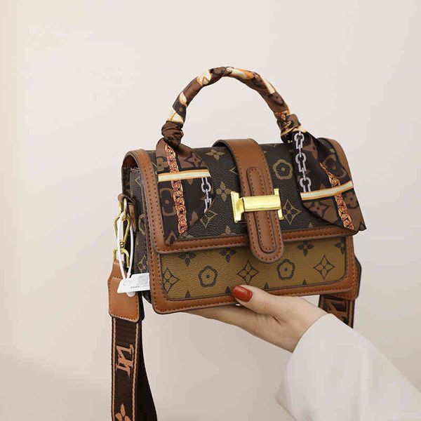 

2022 factory wholesale new small women's trendy bag early spring fashion wide shoulder belt net red portable single shoulder messenger