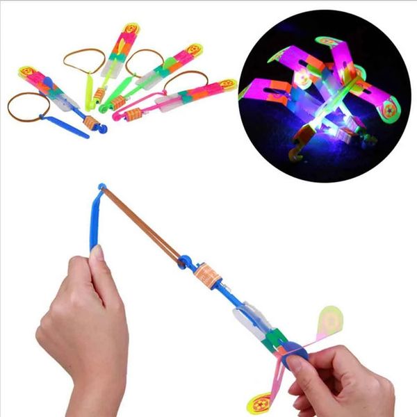 Novità all'aperto Illuminazione Brillante Rocket Flash LED Light Night Bambini Giocattoli luminosi a fionda Shine Slingshot Elicottero elastico Giocattolo rotante