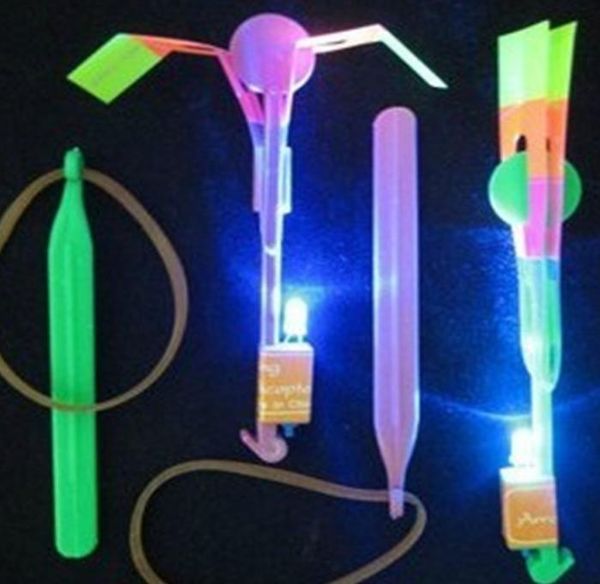 2021 erstaunliche blinkende LED-Pfeil-Raketenhubschrauber rotierende fliegende Spielzeuge leuchten für Kinder-Party-Spielzeug