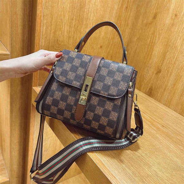 

2022 factory wholesale explosion new letter printed lattice bucket bag handbag wide shoulder strap diagonal bag