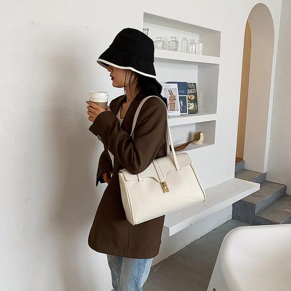 

the women's bag is a one-shoulder tote evening bags