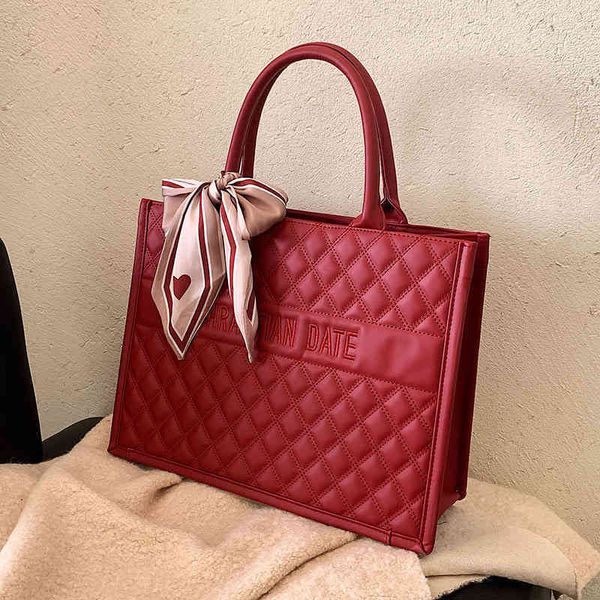 

2022 latest handbag factory store on large capacity pearl portable tote texture women's winter lingge single shoulder messenger xg64, Black;red