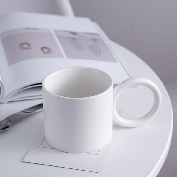 Tazze Tazza da caffè bianca personalizzata con manico grande Bicchieri da cucina in ceramica Decorazioni per la casa moderne Tazza da tè in porcellana Regalo per il latte