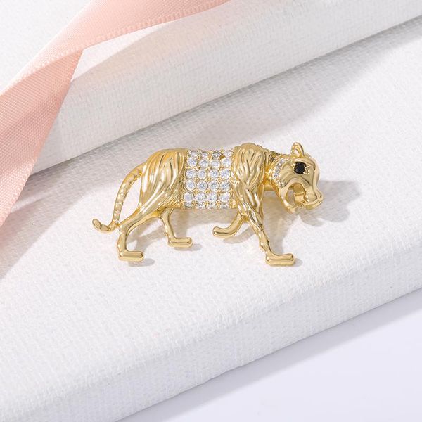 

pins, brooches zircon and crystal inlaid pearl brooch gol plated copper style fine lion pin for women jewelry, Gray