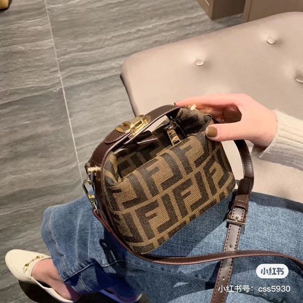 

factory 2021 retro lunch bag guangzhou origin factory direct supply high board matching customized hardware luxuryss designerss bag yw