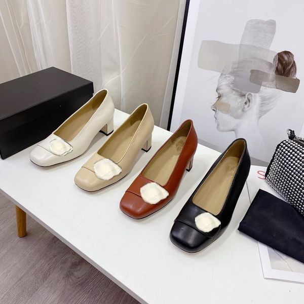 

2021 the sheepskin women's shoes in 2021 are very beautiful and fashionable. they highly recommended by european american stars with 5., Black