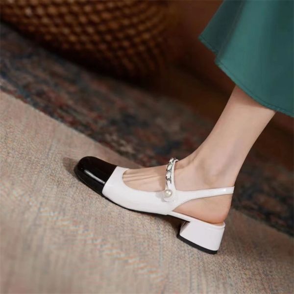 

2021 family low thick heel miao pearl buckle chain mary jane color matching princess shoes patent leather square head miu baotou sandal fema, Black