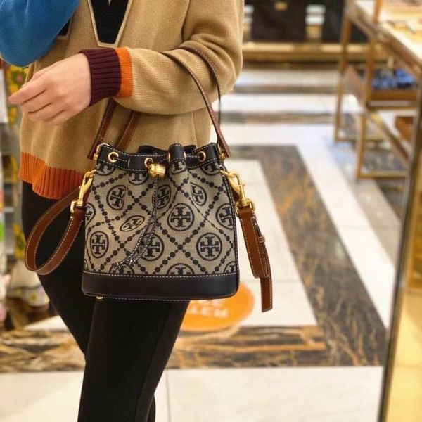 

luxurys designer bags 2021 tory toripoch tb new leather one shoulder slung bucket bag fashionable versatile women's bag wallet ysj