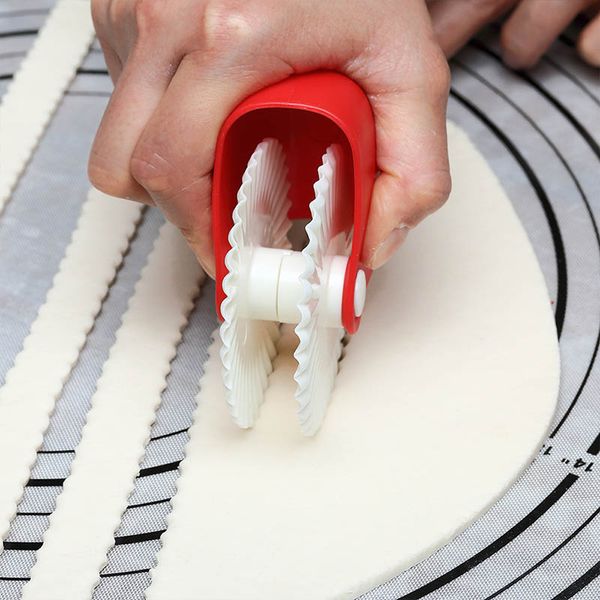 Taglierina per utensili da pasticceria Garantire un taglio regolare Coltello per noodle in plastica antiruggine Strumenti per torte per pizza Manuale per decoratore di ruote rotanti