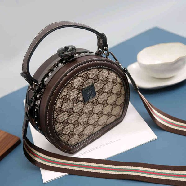 

2022 factory wholesale vintage clip hand women's spring trendy small fashion versatile one shoulder messenger round cake bag