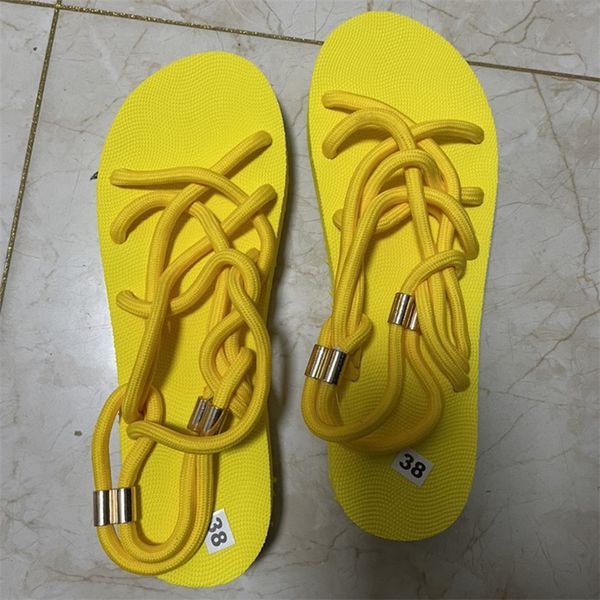 Designer Cross-Tied Sandals Mulheres Flat Open Toe Slides Confortável Anti-Slip Mules Sexy Yellow Light Sapatos De Peso Fino Flip Flops 03