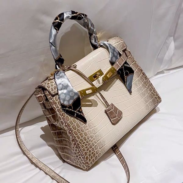 

2021 summer fashion bag generation crocodile pattern portable lock one shoulder messenger for women