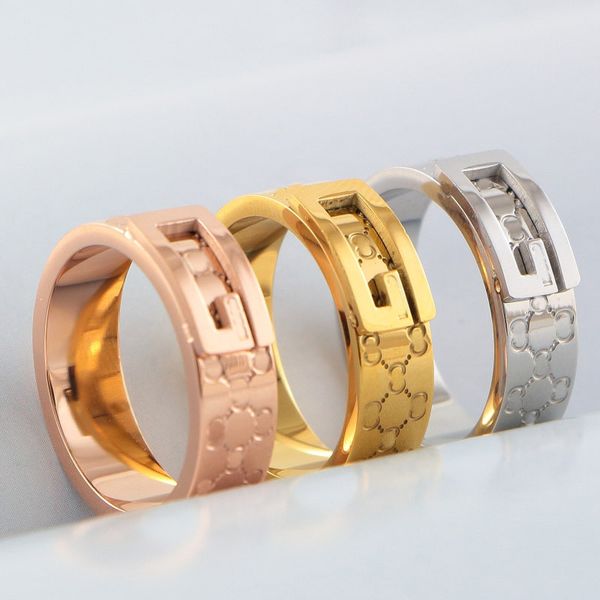 Klassischer vollständiger Buchstabe gedruckter Ring-Frauen-Band-Ring mit Briefmarken-Titanstahl-Roségold-Ring-Paar-Schmucksache-Großhandel