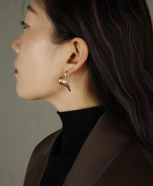 

stud elegant hollow heart pearl earring for women ladies gold silver color irregular geometric piercing earrings brincos, Golden;silver