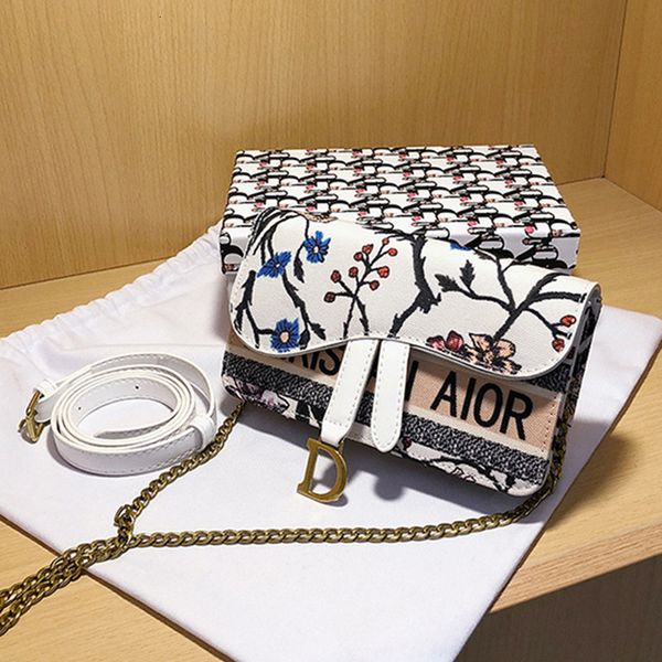 

handbag 2021 d family old flower embroidery medieval small square bag mobile phone cigarette case one shoulder slanting chain women's, Black;red