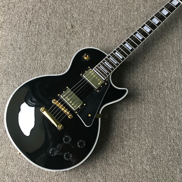 Schwarze E-Gitarre, Griffbrett aus Palisander, goldene Hardware, E-Gitarre mit massivem Mahagonikorpus