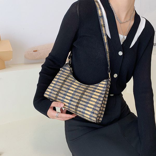 

plaid bag 2021 fashion net red simple shoulder autumn and winter foreign style hand carrying small square bag fashion, Black;red