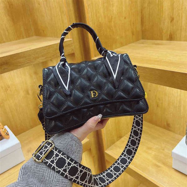 

2022 factory outlet explosion lingge square cross female small bag single shoulder style temperament hand wrist oblique folh