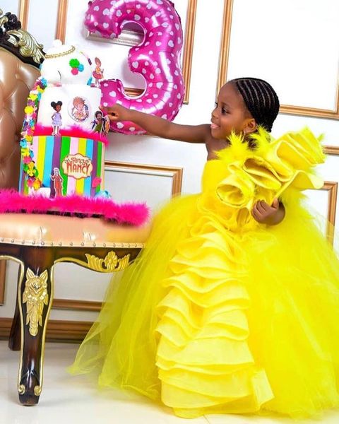 2021 bonito amarelo flor meninas vestidos para casamentos pena um ombro sem mangas em camadas babados vestido de baile aniversário crianças girl220c