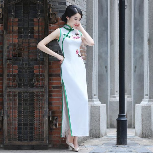 

elegant retro lady cheongsam split satin long chinese dresses slim embroidery floral evening dress qipao wedding party gown ethnic clot, Red