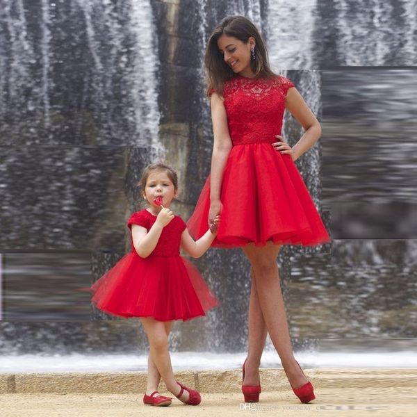 Nova chegada rendas vermelhas uma linha vestidos de baile mãe e filha vestidos de festa curta jóias decote mangas tampadas de tule em camadas vestidos de noite de tule