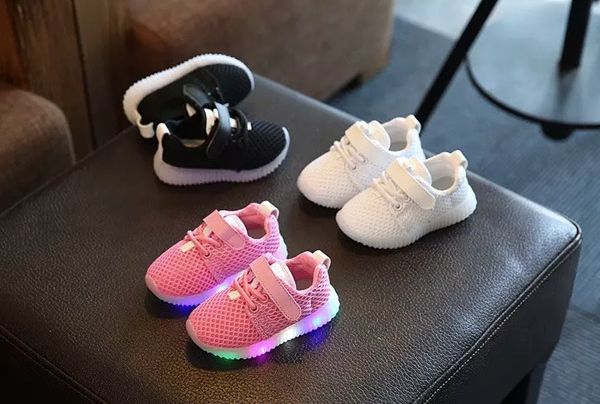 China Großhandel neue Frühlingsmode lässig laufende Sneaker Mesh Kleinkind Kinderschuhe Licht LED Baby Mädchen Junge Freizeitschuhe atmungsaktiv