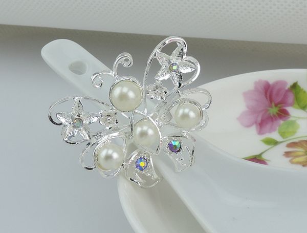 Anelli di tovagliolo di cristallo di diamante farfalla d'argento Portatovaglioli di plastica perle bianche per la festa nuziale Accessori per decorazioni da tavola