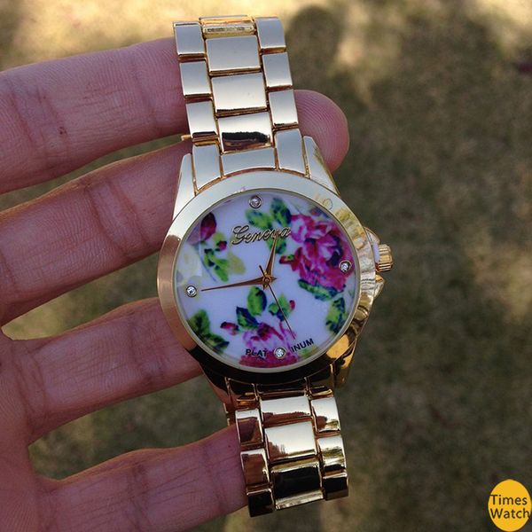 alto estilo em um relógio pulseira bonita e terminou com um links de centro de impressão floral vintage. Sinta-se linda e