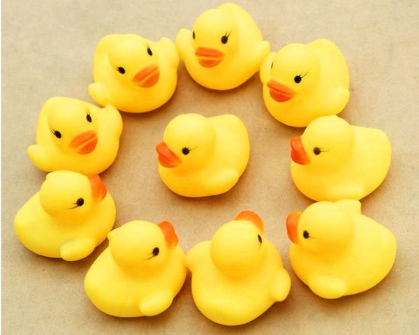 100 pcs brinquedos de brinquedo do bebê da água do banho sons de borracha amarela patos crianças banhar as crianças nadando presentes de praia