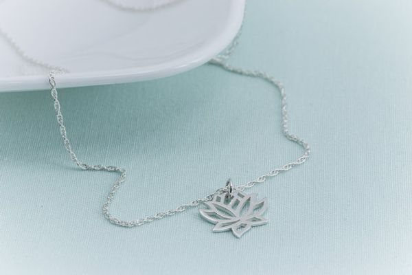 

30pcs personalized pretty metal flowers necklace yoga petal necklace plant flower lotus necklaces lotos necklaces, Silver