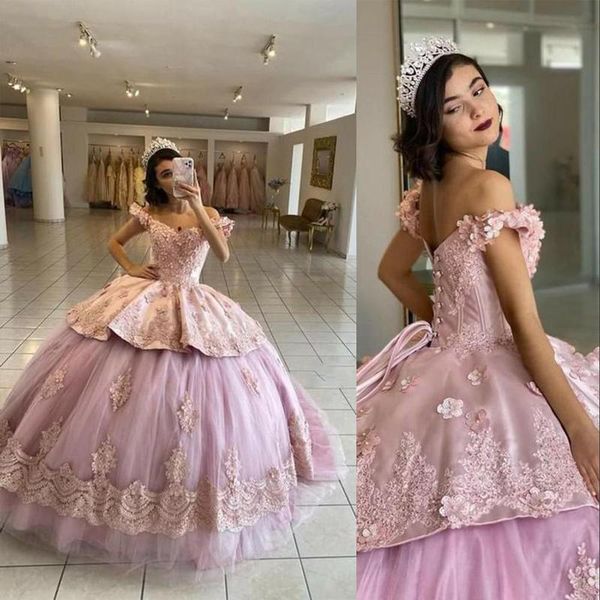 Dusty Pink Quinceanera Kleider von der Schulter Tüll Spitze Applique abgestufte Kristalle formelle Festzugskleid Süße 16 Ballkleid bodenlange Mitte gemacht