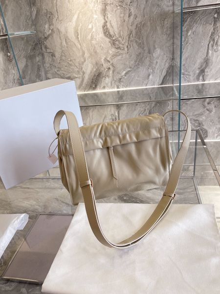 

2021 autumn and summer style fashion leisure one-shoulder postman bag simple style high-end waterproof quality male and female size 30cm