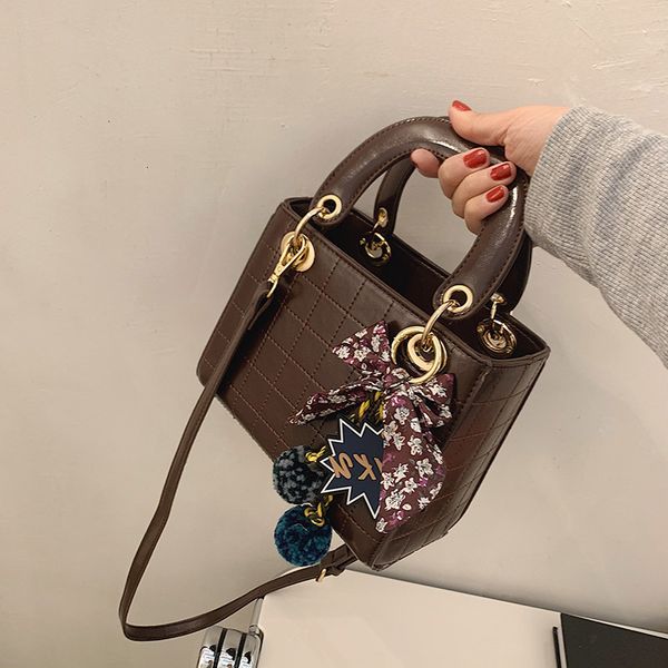 

new women's 2020 popular little korean versatile messenger ins fashion hand diana bag