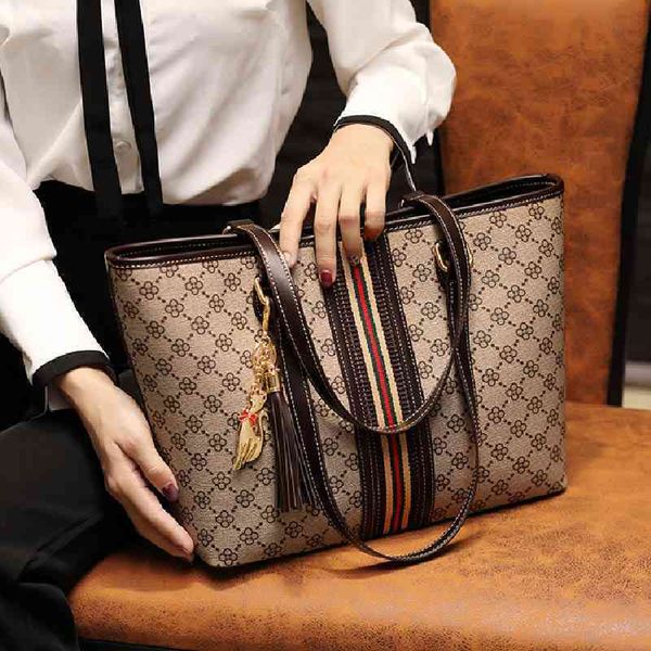 

2022 latest luggage factory wholesale single shoulder bag large capacity tassel bucket leather totes flower 2tsz bags