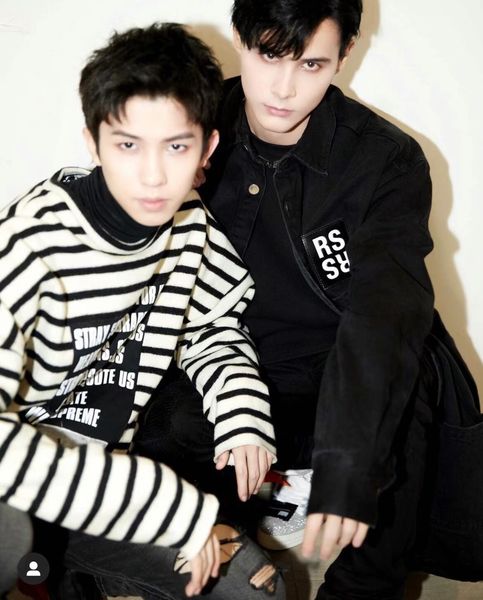 

fshion yangmenfashion trend black-and-white stripe slogan sticker cloth printing small white off shoulder knitted round neck sweater for men