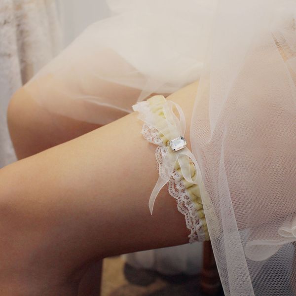 

lr021 sweetheart elegant bridal garters cute ruffle lace ribbon bow shiny rhinestone handmade women leg ring for wedding bride perform, White