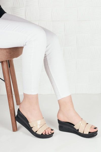 

slippers women's beige patent leather tri band wedges, Black
