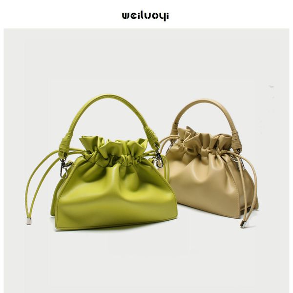 

design hand cloud pleated soft leather messenger popular design small single shoulder handbag women's summer new 8005, Red;black