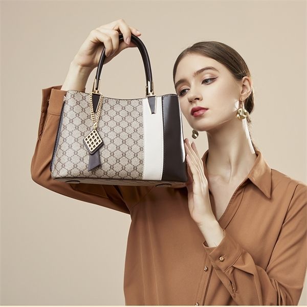 

women new fashion handbag versatile messenger shoulder bag large capacity textured leather women's bag purse outlet, Black;red