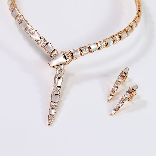 Europe America Set di gioielli firmati Fashion Lady Women Brass 18K Gold Setting Diamond Mother of Pearl Snake Shape Wide Chain Dinner Collana Orecchini