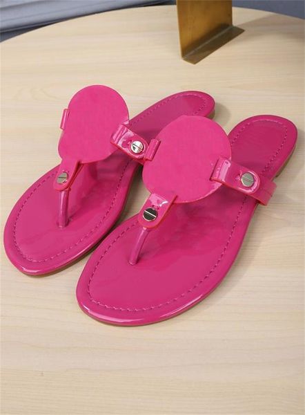 

2021 designer  color hollow out flip flops suitable for wearing rubber sandals, wear - resistant slippers in summer indoo det, Black