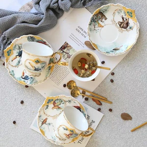 Royal Keramik Kaffee Teetasse Untertasse mit Löffel Set Gehäuse Luxus handgezeichnete Tiere Muster Nachmittag Blume Teetasse Tassen Untertassen