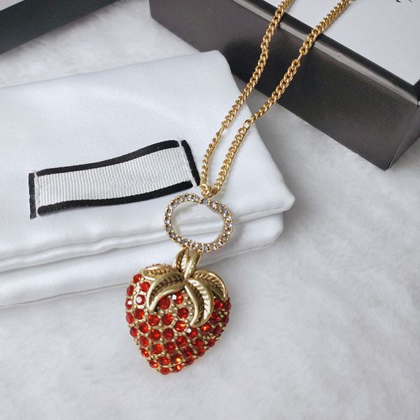 Moda Morango Rhinestone Pingente Colar Para As Mulheres Retro Clássico Hollow Chain Cadeia de Viagem Casa de férias Colares Simples Senhora Personalidade Jóias